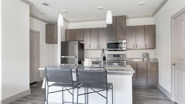 Refrigerador con freezer, microondas, horno, placa de cocina