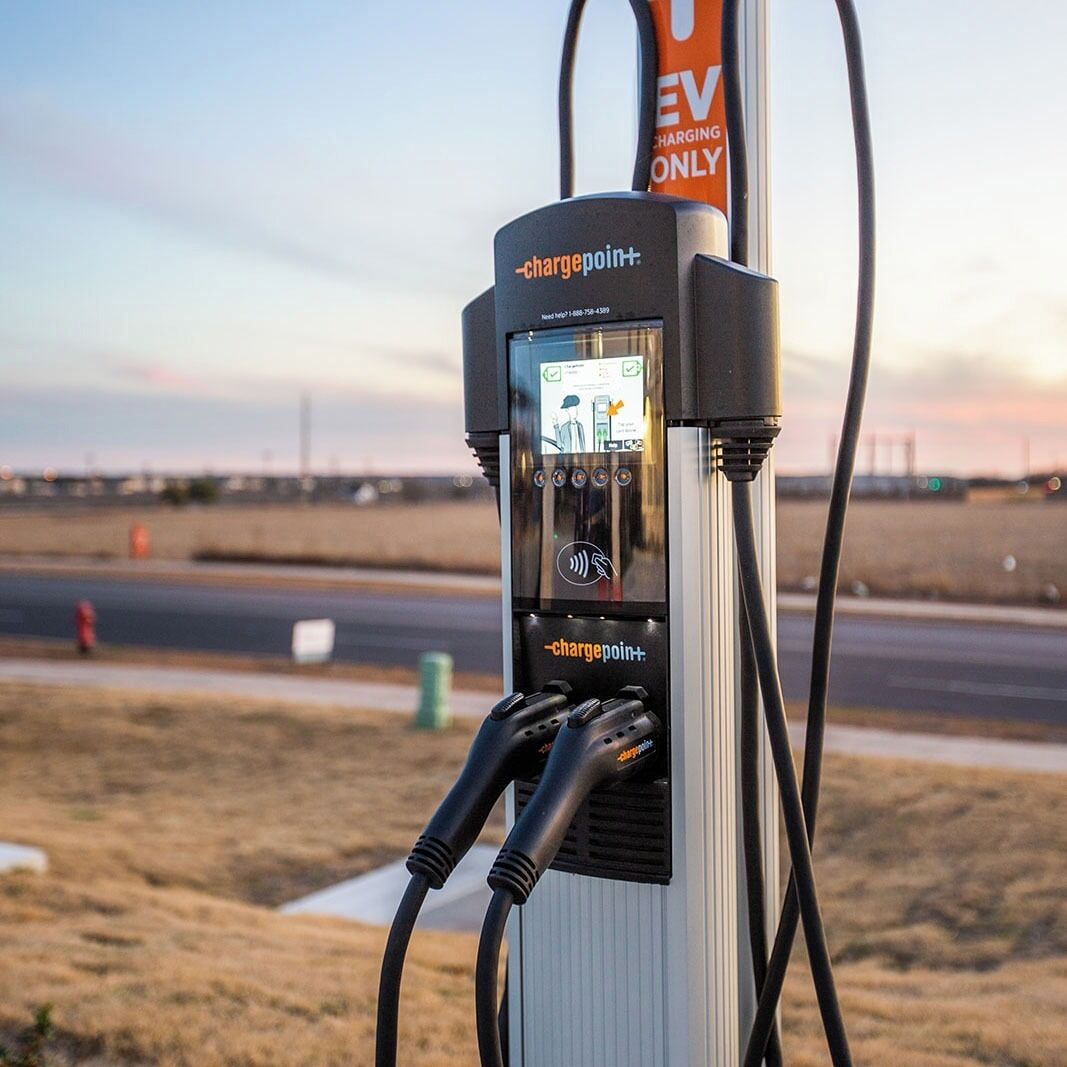 Chargepoint+-sähköauton latausasema, jossa on digitaalinen näyttö ja joka on yhdistetty kaapeliin.