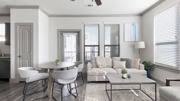 Appartamento, 2 camere da letto (QueenBed) | Area soggiorno | TV 40 pollici con canali digitali