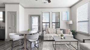 Căn hộ, 2 phòng ngủ (QueenBed) | Khu phòng khách | TV 40-inch có truyền hình kỹ thuật số 