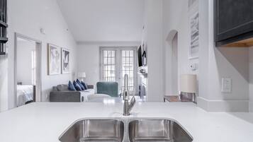 Appartement, 2 chambres (QueenBed) | Cuisine privée | Réfrigérateur grande capacité avec congélateur, four à micro-ondes