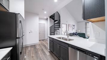 Appartement, 2 chambres (QueenBed) | Cuisine privée | Réfrigérateur grande capacité avec congélateur, four à micro-ondes