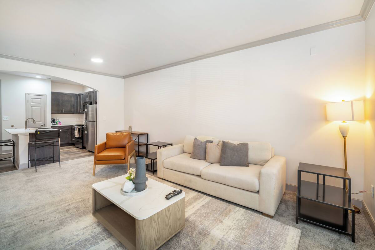 Apartment, 1 Bedroom | Ruang tamu | 40 inci televisyen dengan digital