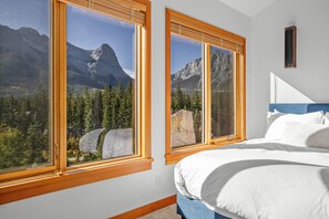 2 bedrooms, desk, iron/ironing board, travel cot