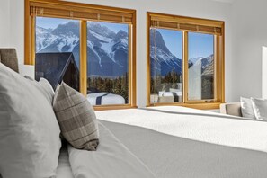 2 bedrooms, desk, iron/ironing board, travel cot - Mountain Vista Luxury Penthouse (Canmore)