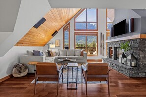 TV connectée, cheminée, chaîne hi-fi