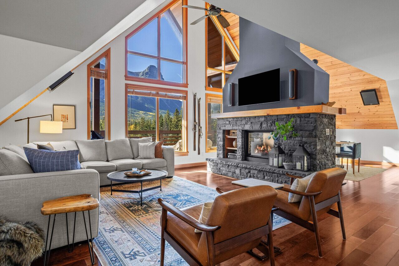 Smart TV, fireplace, stereo