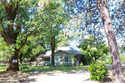 Chardonnay Room at Kerbyville Inn