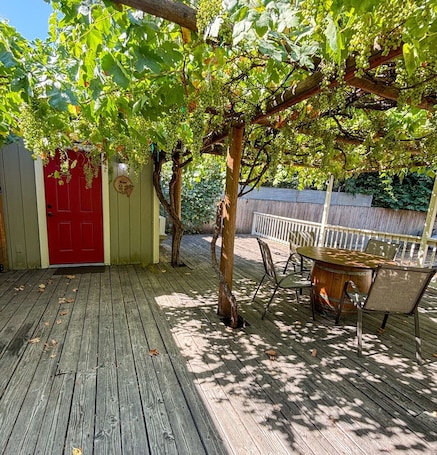 Outdoor dining. Rosé Room at Kerbyville Inn