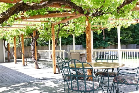 Outdoor dining. Caramella Room at Kerbyville Inn
