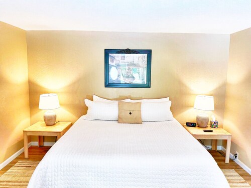 Burgundy Room at Kerbyville Inn - Newly Remodeled
