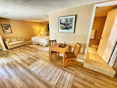 Burgundy Room at Kerbyville Inn - Newly Remodeled