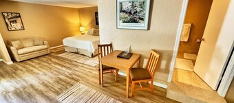 Burgundy Room at Kerbyville Inn - Newly Remodeled