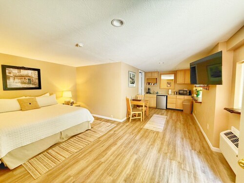 Burgundy Room at Kerbyville Inn - Newly Remodeled