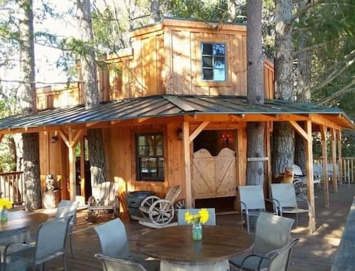 Augustino Vineyard Winery Cabin Cave Junction