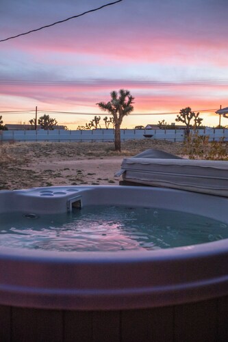 Discoasis Joshua Tree - 2.5 Acres w/ Bar & Hot Tub