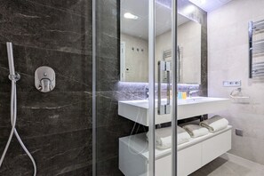 Shower, hair dryer, towels