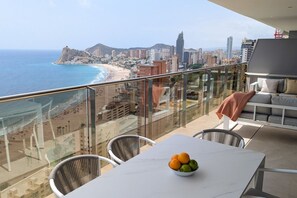 Outdoor dining - SUNSET CLIFFS boho style apartment (Benidorm)