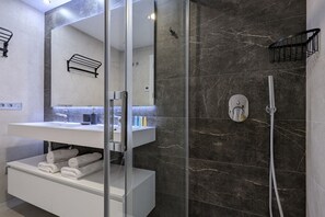 Suihku, hiustenkuivaaja, pyyhkeet