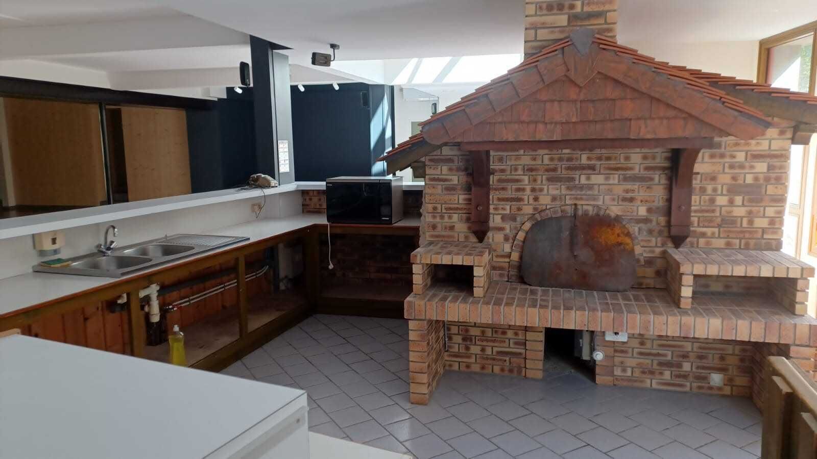 Refrigerador, microondas, lavavajillas y cafetera y tetera 