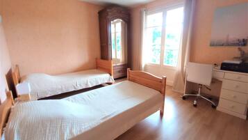 3 slaapkamers, een strijkplank/strijkijzer, wifi, beddengoed