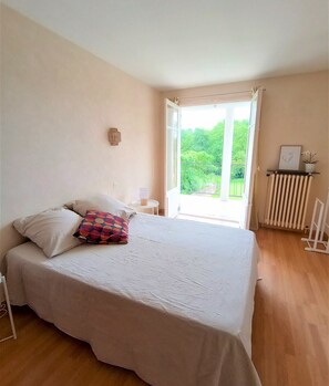 3 chambres, fer et planche à repasser, Wi-Fi, draps fournis