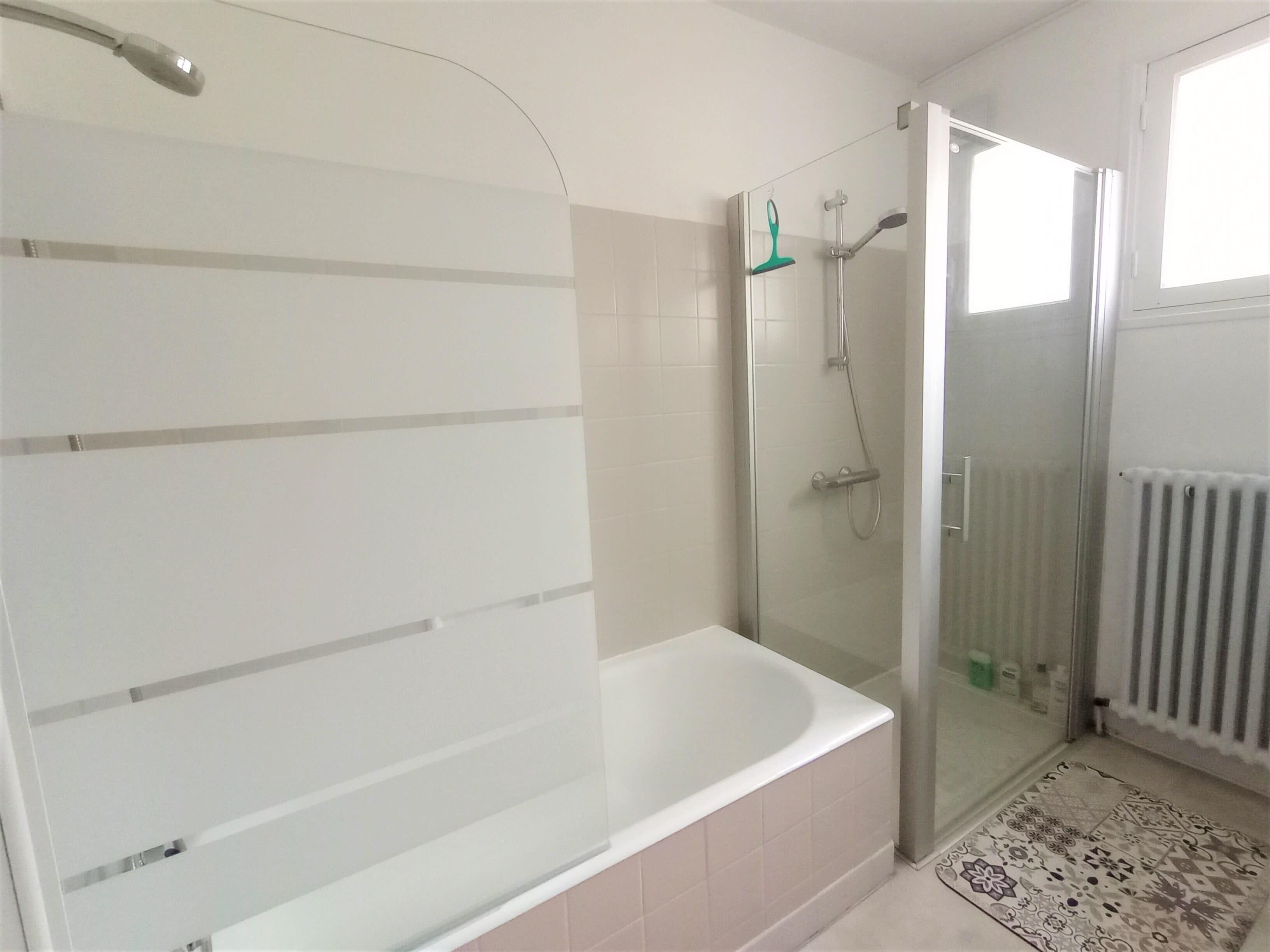 Douche, articles de toilette gratuits, sèche-cheveux