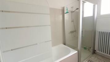 Douche, articles de toilette gratuits, sèche-cheveux