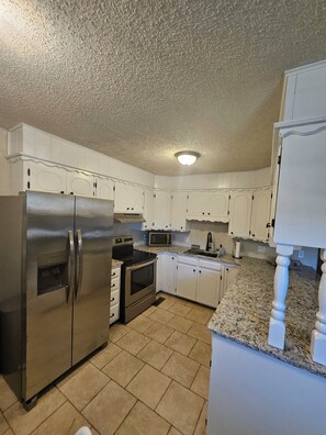 Mikrobølgeovn, ovn, kokeplater og oppvaskmaskin