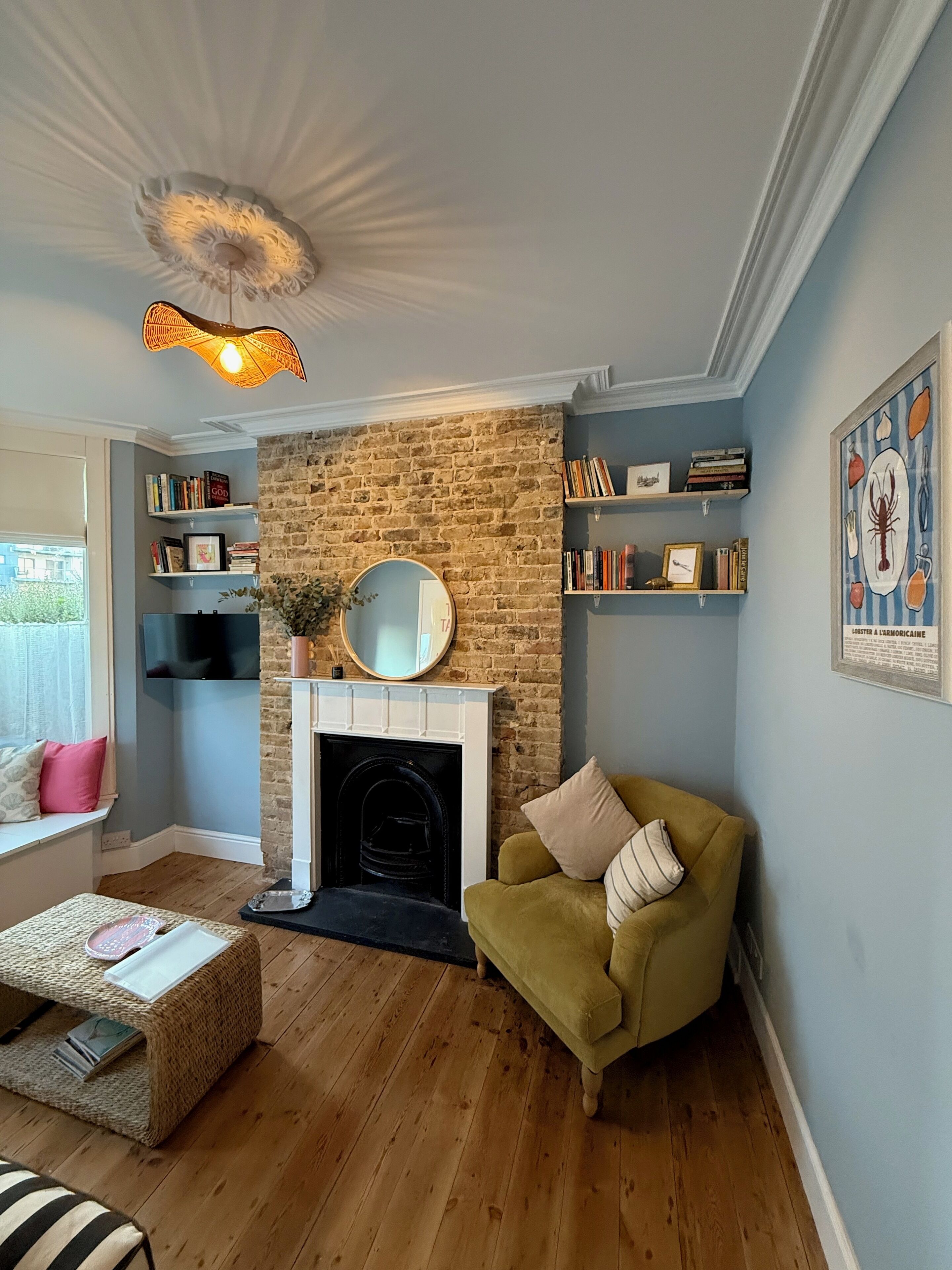 智能電視、壁爐、書籍