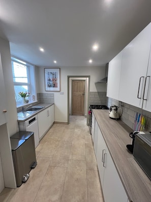 Fridge, microwave, oven, stovetop - Stylish seaside townhouse | Sleeps 8 | 2 min to Beach | Sunny Garden & BBQ (Margate)