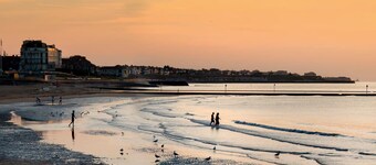 Stylish seaside townhouse | Sleeps 8 | 2 min to Beach | Sunny Garden & BBQ