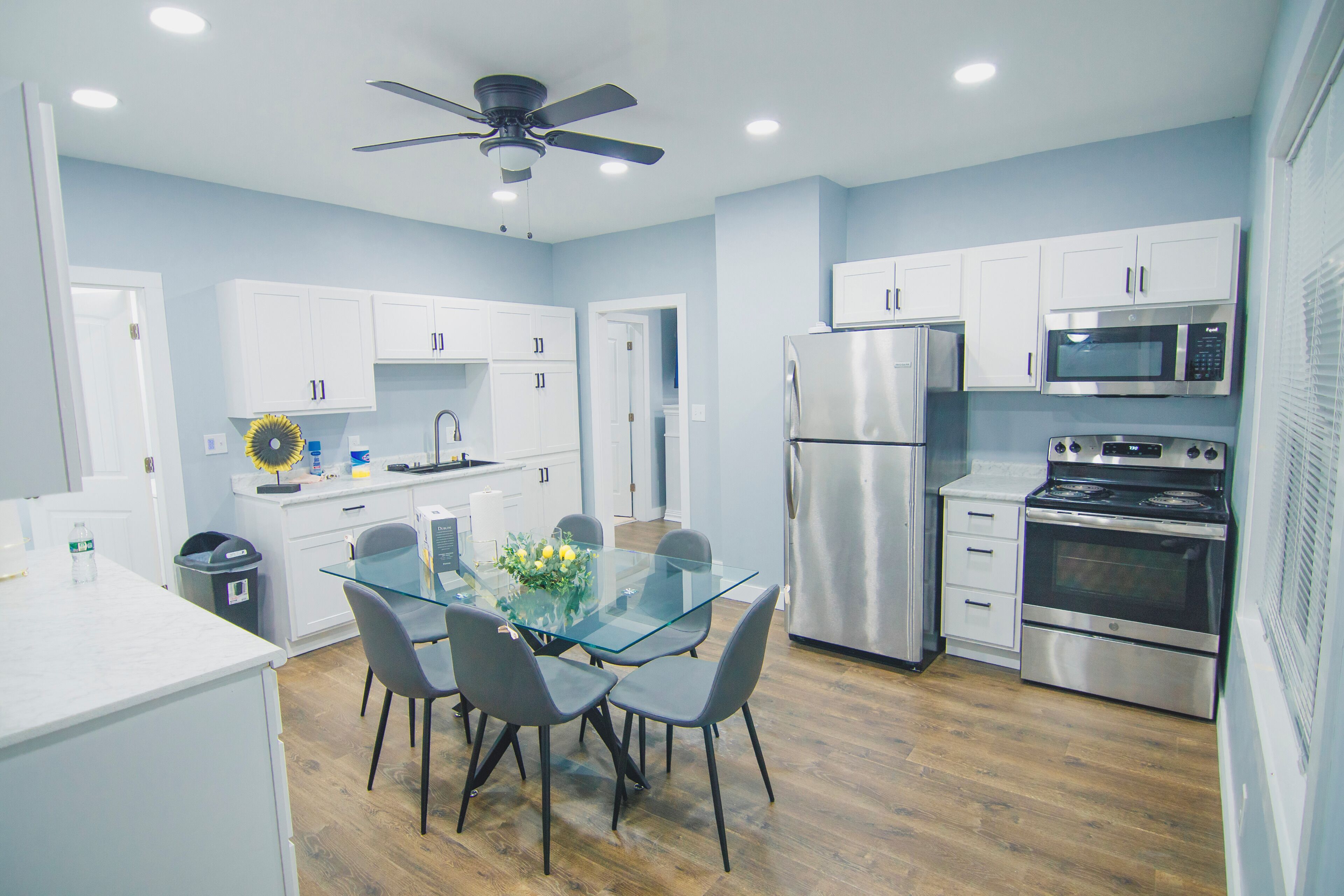 Fridge, microwave, oven, coffee/tea maker