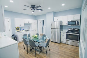 Jääkaappi, mikroaaltouuni, uuni, kahvin-/teenkeitin