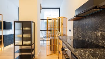 Een koelkast, een microgolfoven, een oven