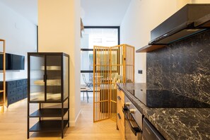 Kjøleskap, mikrobølgeovn, ovn og kaffetrakter/tekoker