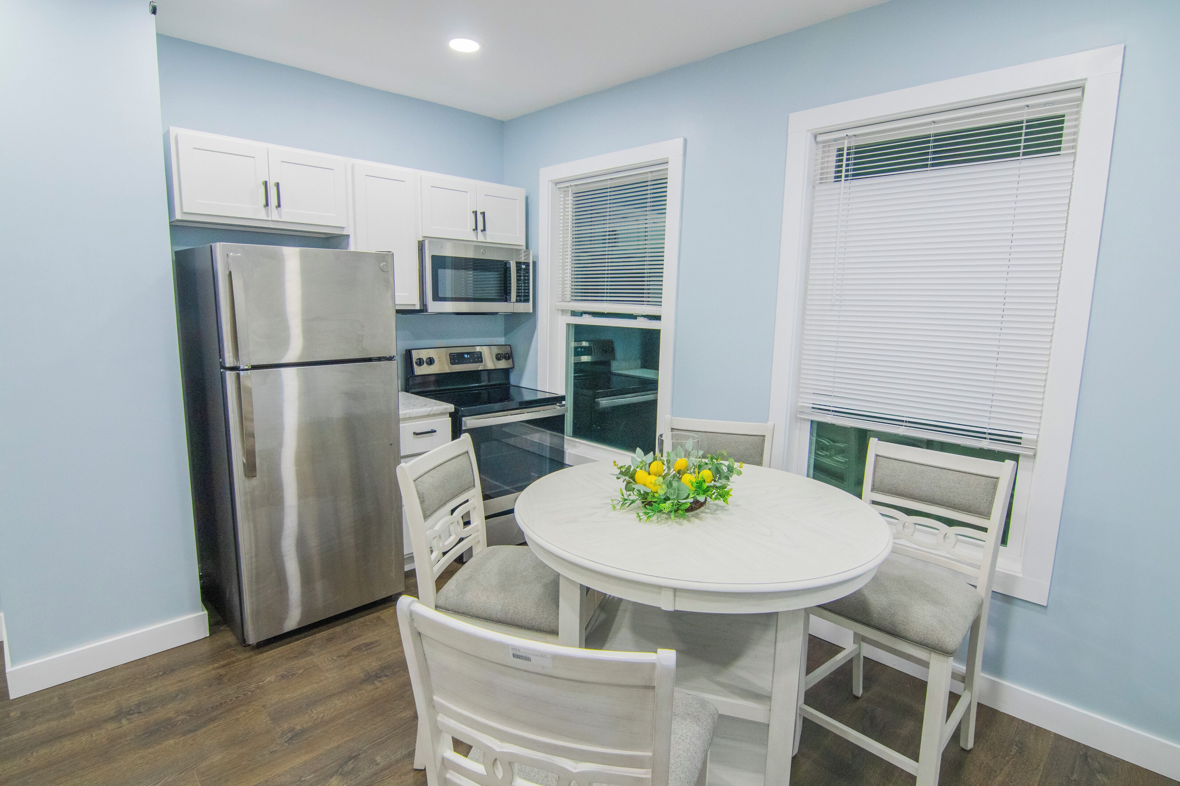Fridge, microwave, oven, coffee/tea maker