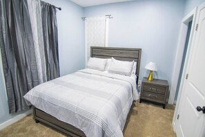 6 bedrooms, iron/ironing board, WiFi, bed sheets - Cozy 2nd & 3rd Floor Retreat (Lewiston)