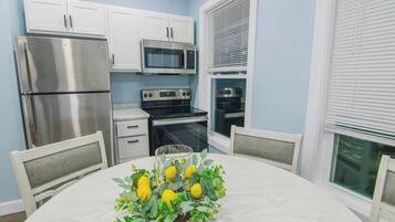 Refrigerador, microondas, horno, cafetera/tetera