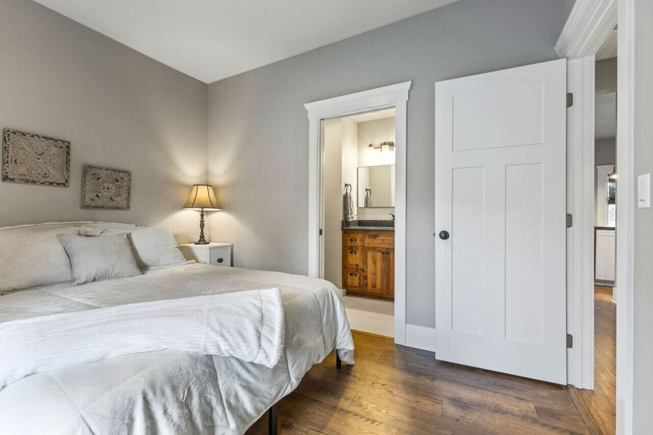 2 bedrooms, desk, iron/ironing board, WiFi