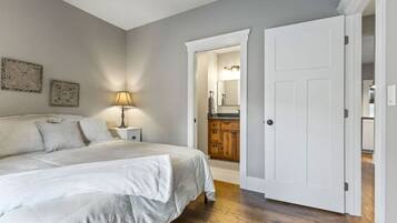 2 bedrooms, desk, iron/ironing board, WiFi