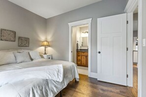 2 bedrooms, desk, iron/ironing board, WiFi - 1910 Craftsman on Walnut (Albany)