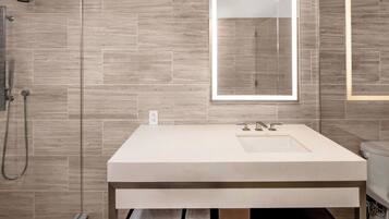 Een douche, een haardroger, handdoeken, zeep