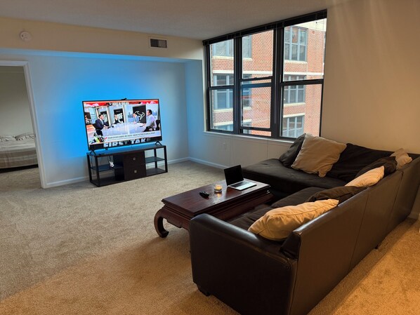 Smart TV - Spacious 3-bedroom apartment with fitness room, WiFi in vibrant Washington (Washington)