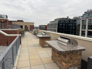 Terrace/patio - Spacious 3-bedroom apartment with fitness room, WiFi in vibrant Washington (Washington)