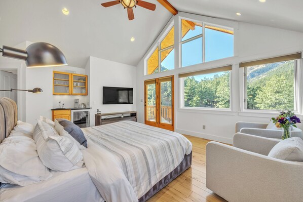 4 bedrooms, desk, iron/ironing board, travel cot