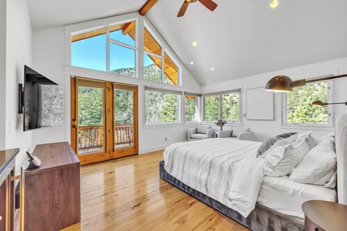 Serene 4-bedroom mountain home with WiFi in Boulder