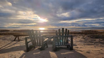 På stranden, liggestole, badehåndklæder