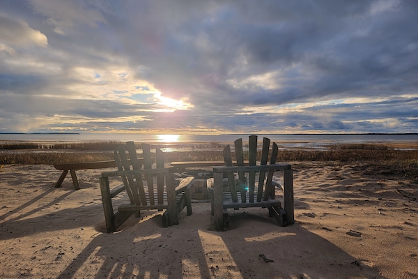En la playa, sillas reclinables de playa, toallas de playa