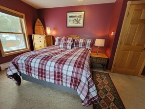 3 soverom, skrivebord, strykejern/-brett og reiseseng for barn